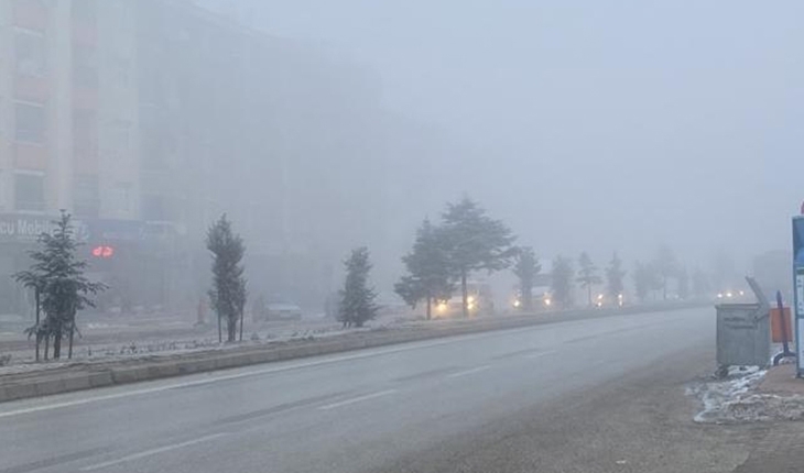 Konya-Ankara yolunda sis nedeniyle görüş mesafesi düştü