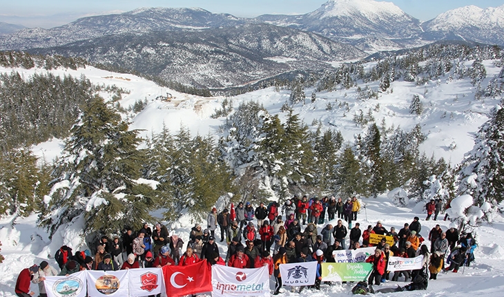 Huğlu Yaylacık Dikenlitepe Kar Yürüyüşü ve Şenliği'ne yoğun katılım