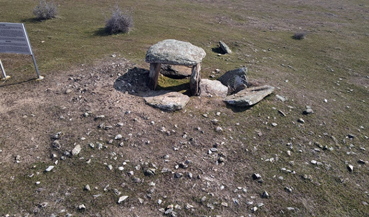 Definecilerin kaçak kazıları 3 bin 500 yıllık Trak dolmenlerine zarar veriyor