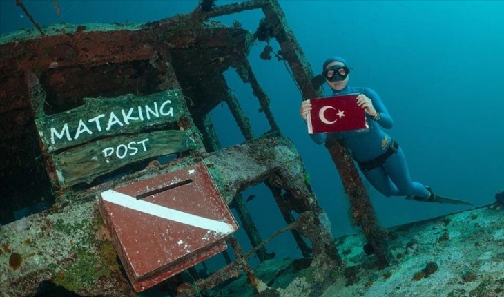 Şahika Ercümen Cumhurbaşkanı Erdoğan’a denizin altından kartpostal gönderdi