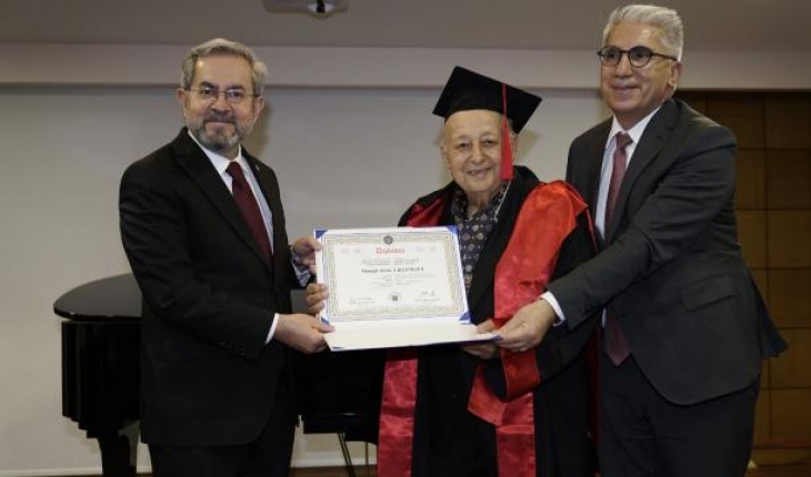 82 yaşında hukuk fakültesinden mezun oldu