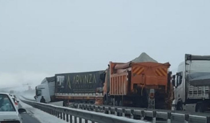 Konya-Ankara yolunda kaza sonrası uzun araç kuyruğu oluştu 