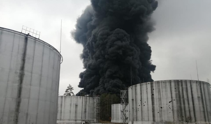 Rusya Çernihiv'de petrol rafinerisini vurdu