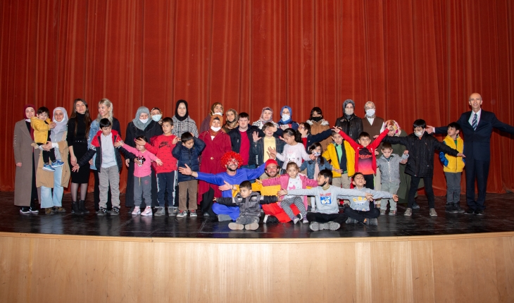 SÜ’de özel öğrenciler için tiyatro oyunu düzenlendi
