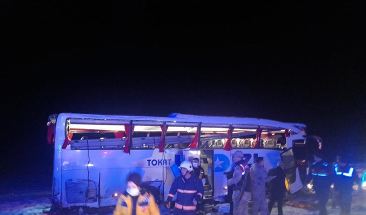 Yolcu otobüsü devrildi: 20 yaralı