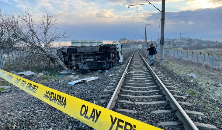 Yolcu treni işçi servisine çarptı: 27 kişi yaralandı