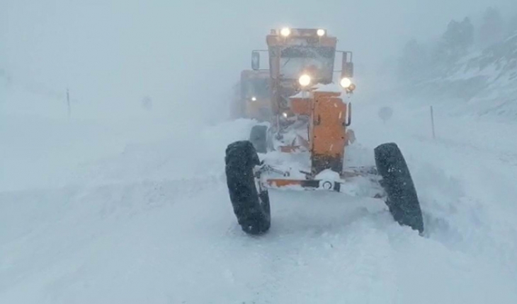 Kapalı yolları açmaya çalışan karayolları ekibi karda mahsur kaldı