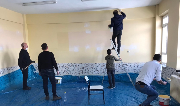 Karapınar’da öğretmenler okul kütüphanesinin duvarlarını boyadı