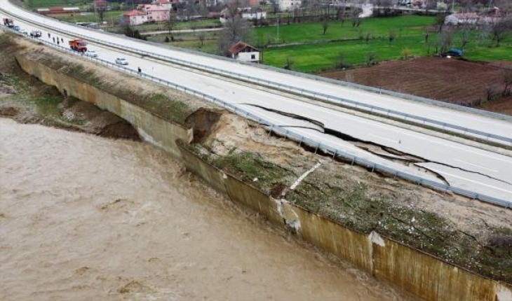 Kastamonu’da yol çöktü: Trafik tek şeritten sağlanıyor