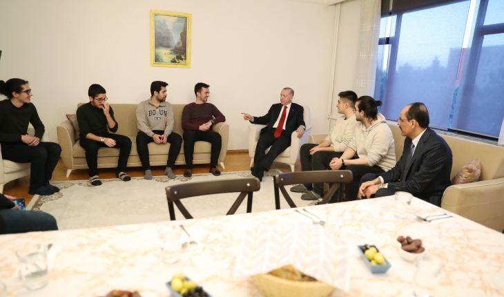 Cumhurbaşkanı Erdoğan, iftarını öğrenci evinde açtı