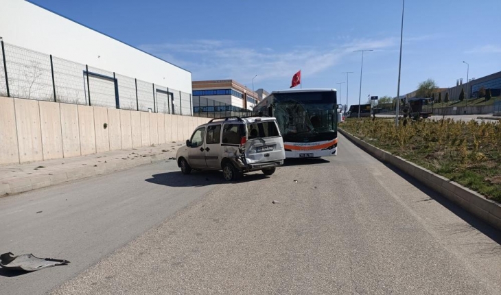 Halk otobüsü ve otomobil çarpıştı: 2 yaralı