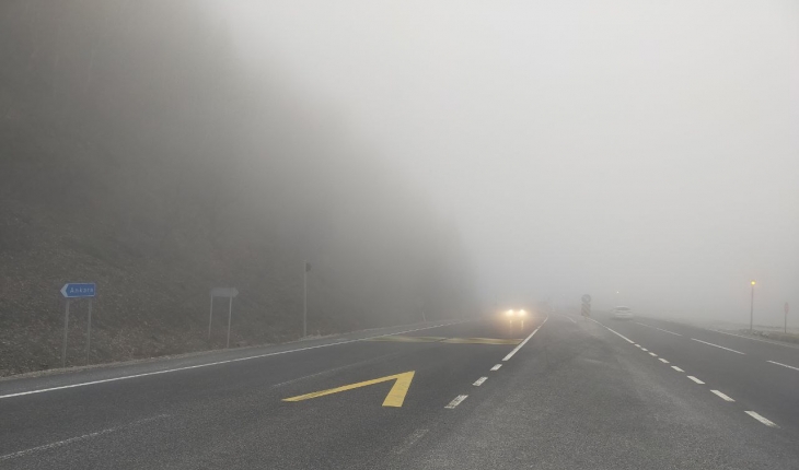 Bolu Dağı’nda yoğun sis ulaşımı olumsuz etkiliyor