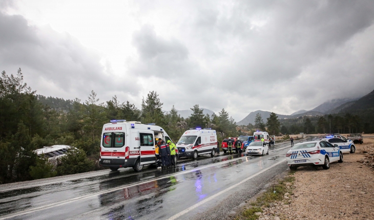 Antalya-Konya yolunda tur minibüsü devrildi: 8 yaralı