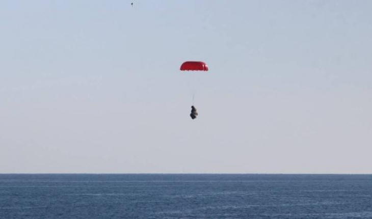 Yamaç paraşütü kapanan 2 pilot denize inmek zorunda kaldı