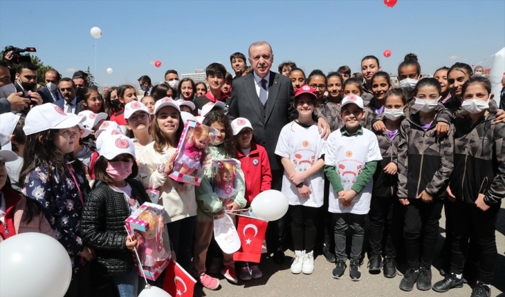 Cumhurbaşkanı Erdoğan, Meclis’te karşılaştığı çocuklarla sohbet etti