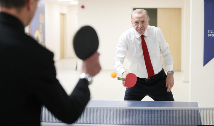 Cumhurbaşkanı Erdoğan, öğrencilerle masa tenisi oynadı