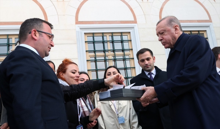 Cumhurbaşkanı Erdoğan’dan gazetecilere tatlı ikramı