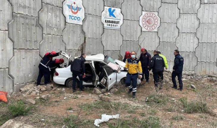 Otomobil istinat duvarına çarptı: 1 ölü, 5 kişi yaralı