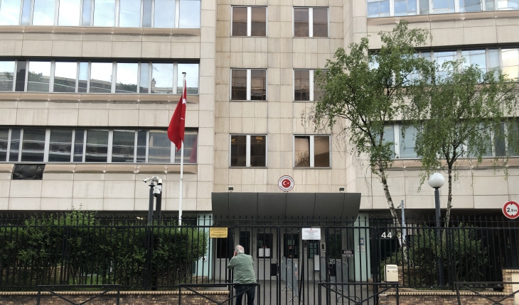 PKK sempatizanları Türkiye'nin Paris Başkonsolosluğuna saldırdı