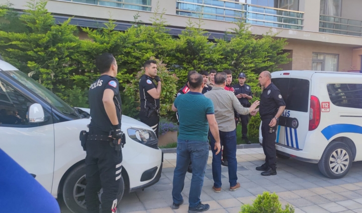 Konya'da hareketli dakikalar: Sinir krizi geçiren adamı polisler sakinleştirdi