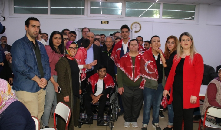 Akşehir Belediyesi’nden engelli gençlere asker kınası eğlencesi