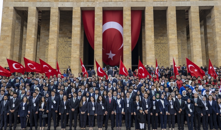 Bakan Kasapoğlu, 81 ilden gelen gençlerle Anıtkabir'i ziyaret etti
