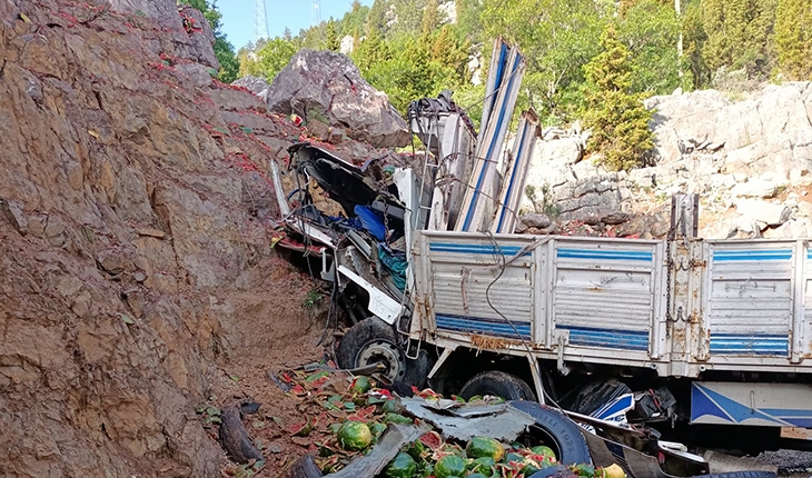 Freni boşalan kamyon kayalıklara çarptı: 1 ölü