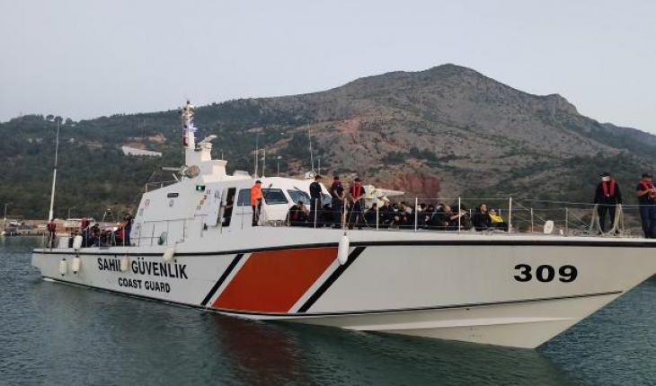 Mersin açıklarında bir tekneden 223 düzensiz göçmen çıktı