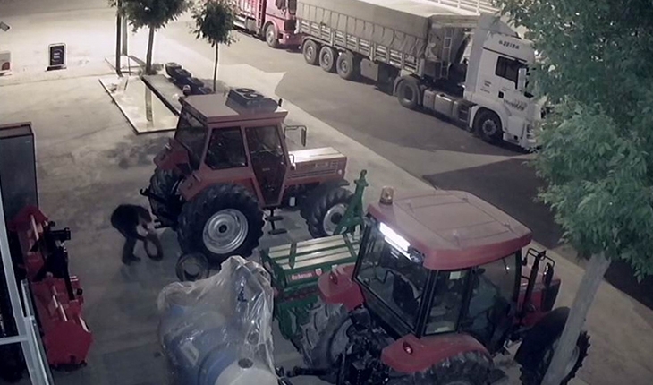 Traktörlerin ağırlık demirlerini çalan hırsızlar kamerada