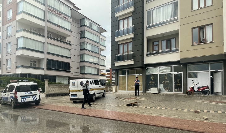 Konya’da bir dükkanın müşterisi, silahla dışarıdan açılan ateş sonucu yaralandı