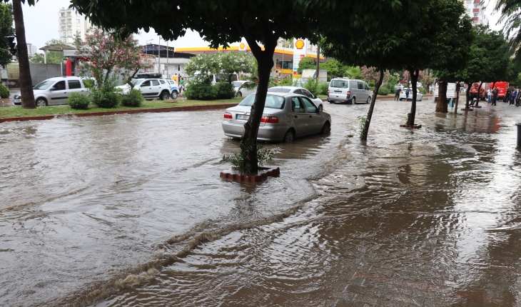 Adana’da sağanak nedeniyle dere taştı, evleri su bastı