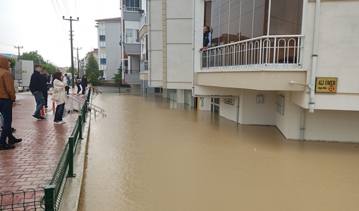 Kulu'da sağanak yağış: Binalar sular altında kaldı