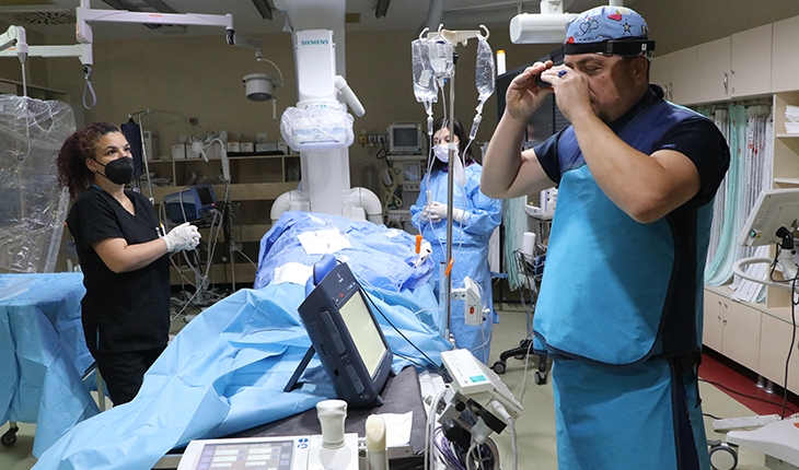 Doktorlar “akıllı gözlük“ yardımıyla uzaktan destekle kalp pili taktı