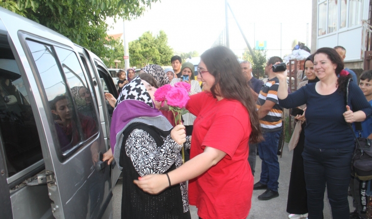 Tahliye edilen Fatma Koç alkış ve çiçeklerle karşılandı