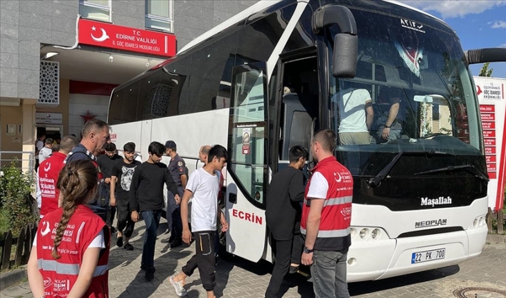 Afganistan uyruklu 260 kişi sınır dışı edilmek üzere İstanbul'a gönderildi