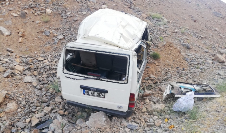 İşçileri taşıyan minibüs devrildi: 2 ölü, 8 yaralı