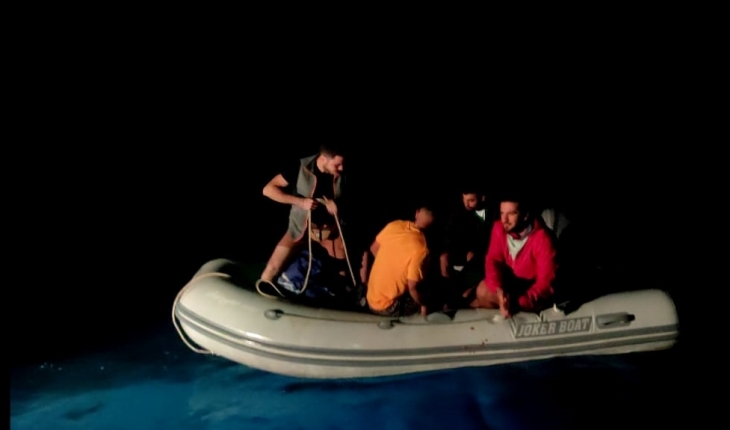 Sahil Güvenlik, denizde sürüklenen bottaki 5 kişiyi kurtardı