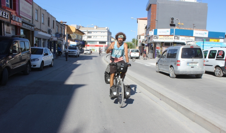 Bisikletiyle dünya turuna çıkan İspanyol Karapınar’a geldi