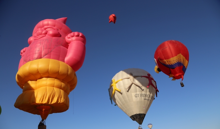 Kapadokya semaları figürlü balonlarla şenlendi 