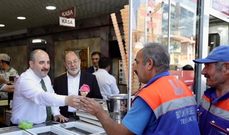 Bakan Mustafa Varank’tan Erzurum’da vatandaşlara dondurma ikramı