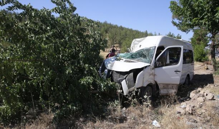 İşçileri taşıyan minibüs ağaca çarptı: 12 yaralı