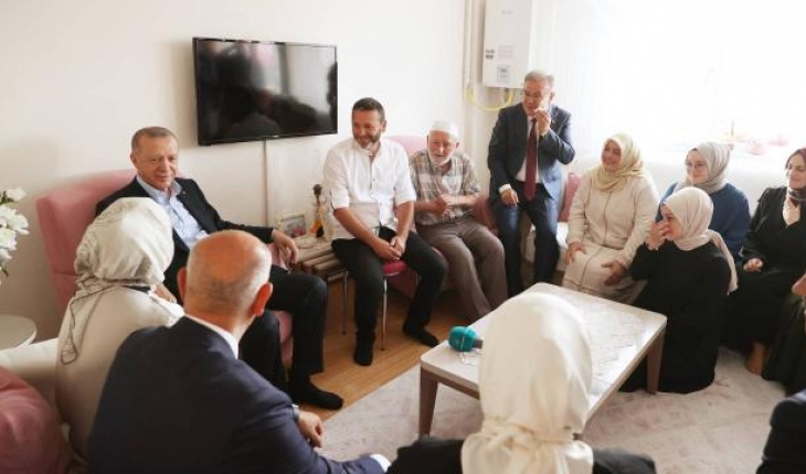 Cumhurbaşkanı Erdoğan çay davetinde bulunan aileyi ziyaret etti