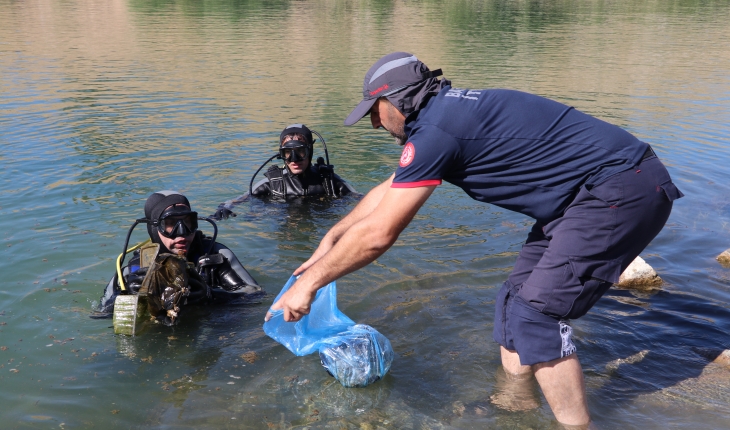 İtfaiyenin dalgıç ekipleri eğitim dalışında su altından çöp topladı