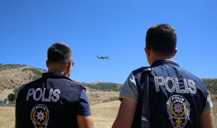 Polisler dağda kaybolan 55 koyunu dronla buldu