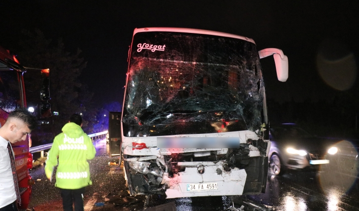 Yolcu otobüsü TIR'a çarptı: 25 yaralı