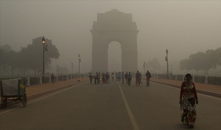 Hindistan’da sürücüleri kirli havadan koruyan kask üretildi