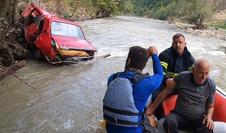 Melen Çayı’na devrilen otomobilin sürücüsünü raftingciler kurtardı