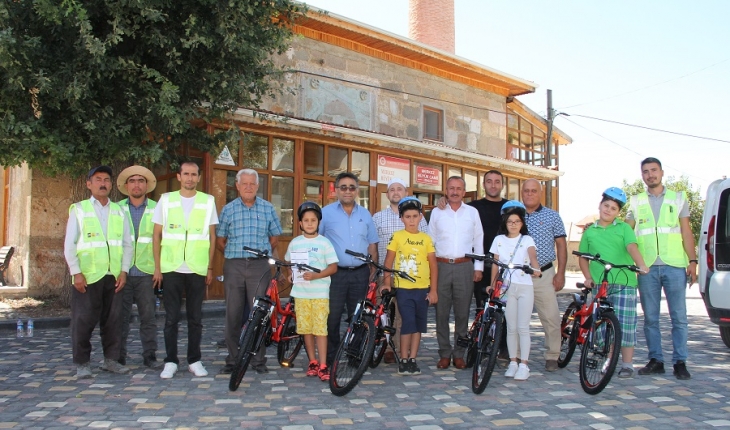 Yalıhüyük’te “Güle Oynaya Camiye Gel Projesinde“ çocuklar bisikletlerine kavuştu