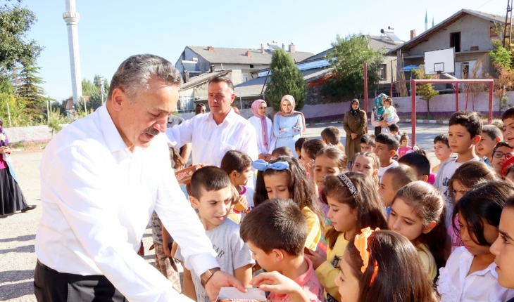 Başkan Tutal ilk ders gününde öğrencilerle buluştu
