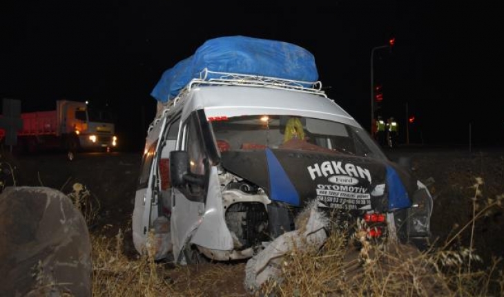 Minibüs ile otomobil çarpıştı: 16 yaralı